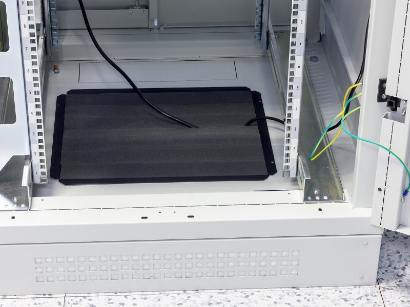Kabeldurchführung Doppelboden. 19 Zoll-Tec GmbH, 19 Zoll Serverschränke
